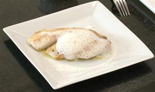 Peixe Branco com Vinagrete de Tapioca e Espuma de Alcaparras