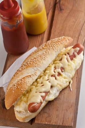 Hot Dog Gratinado com Molho Bechamel e Queijo Gruyère