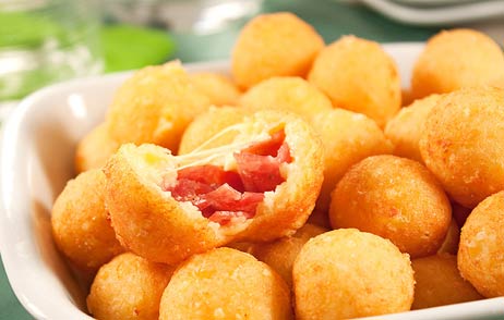 Bolinha de Queijo Recheada com Salame