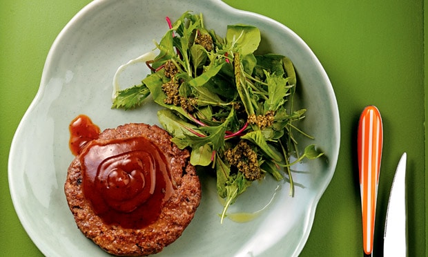 Hambúrguer com Molho Barbecue e Salada Verde