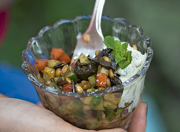 Saladinha de Grãos com Pepino, Tomate e Uva-Passa