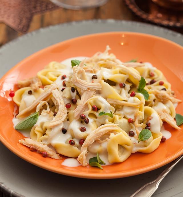 Capelete com Molho Cremoso de Queijo e Frango Defumado