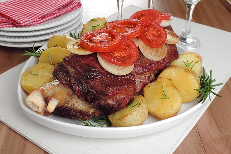 Costela Bovina Assada com Batata e Tomate