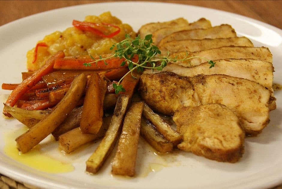 Frango com Chutney de Manga e Legumes Assados