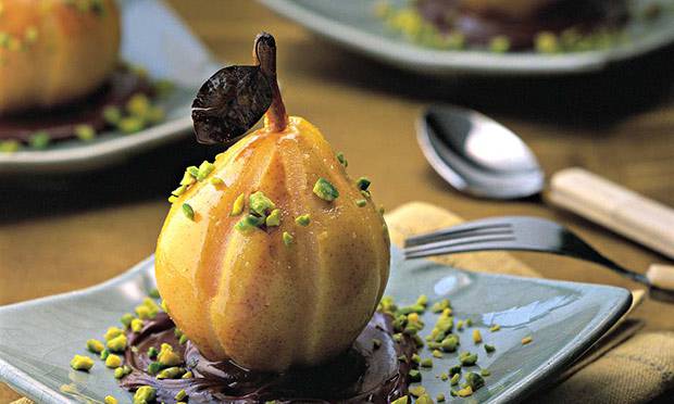 Pera com Espumante, Calda de Chocolate e Pistache