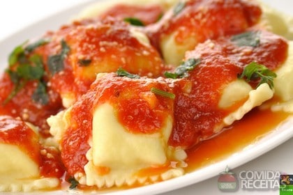 Ravióli com Molho de Tomate e Queijos