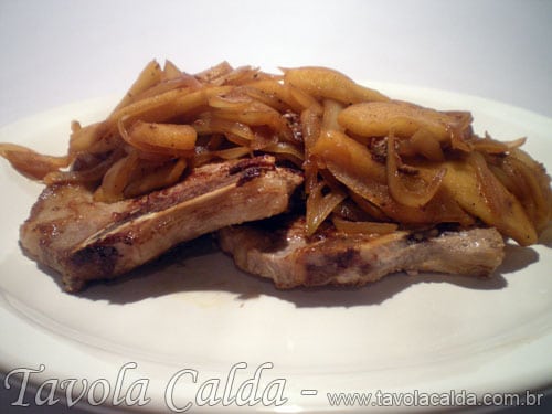 Bisteca de Porco com Cebola e Maçã