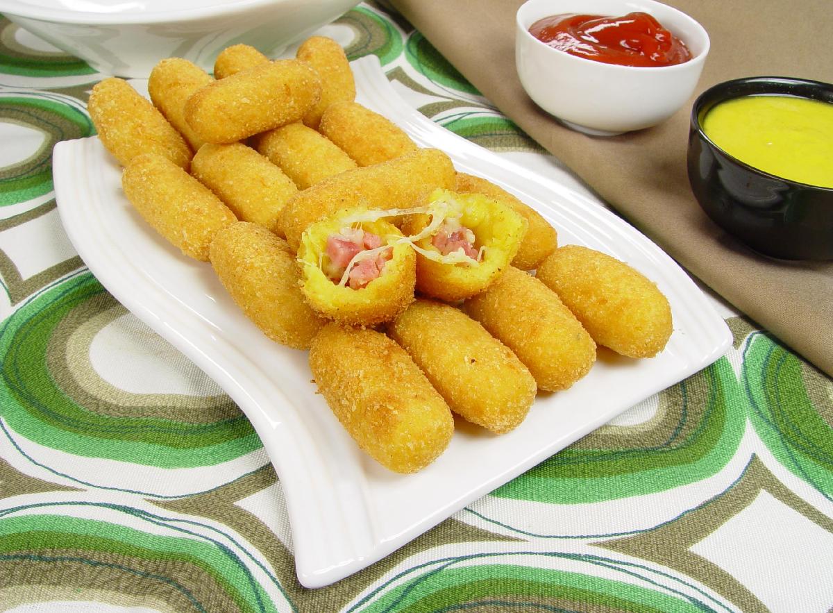 Croquete de Milho Recheado com Salame e Queijo