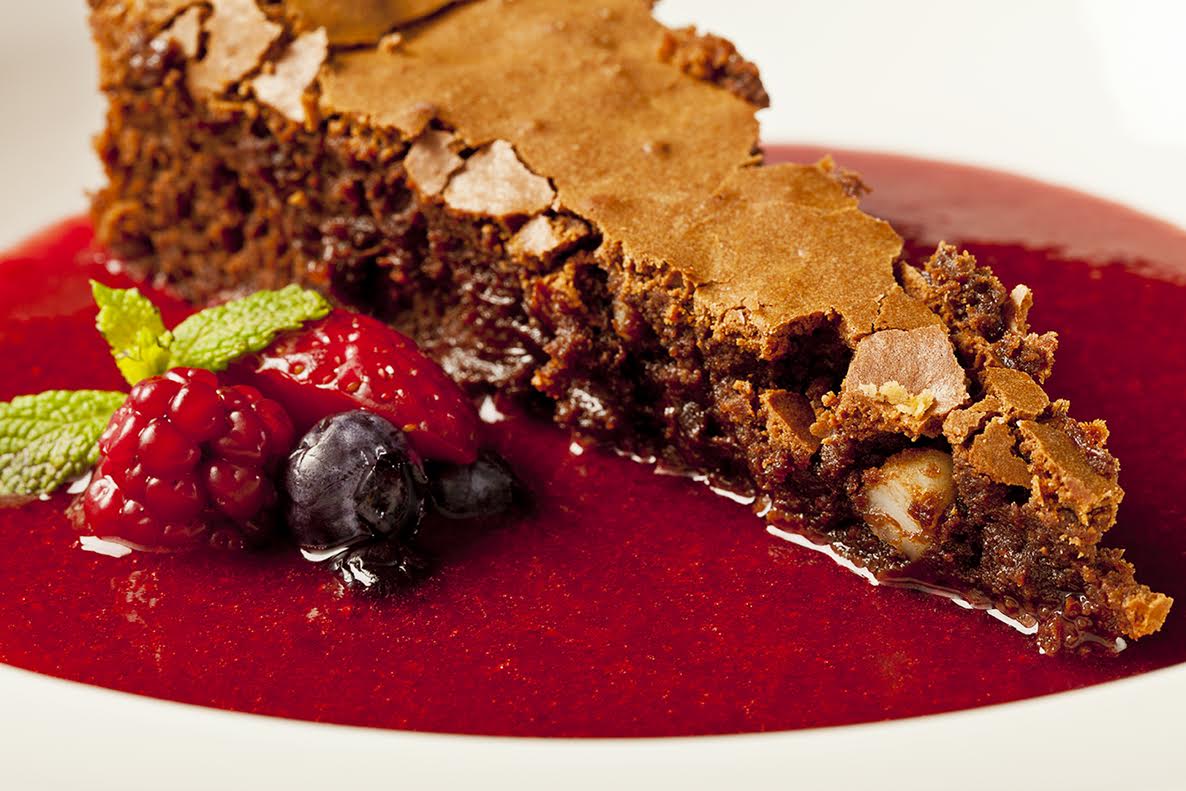 Bolo de Chocolate com Sopa de Frutas Vermelhas