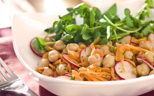 Salada de Grão-de-Bico com Cenoura e Salsinha