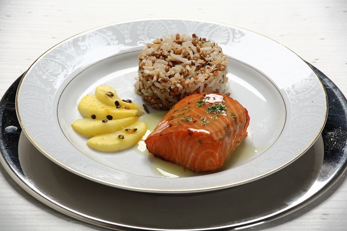 Salmão com Molho de Maracujá e Arroz de Grãos