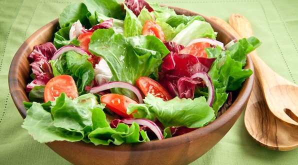 Salada Crua De Tomate Alface Cebola Repolho E Cenoura