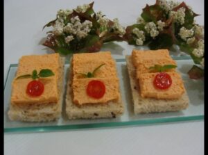 Canapé com Mousse de Salmão com Pimentão 