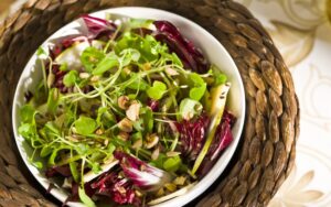 Salada Verde com Peras e Cobertura Crocante 