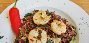 Arroz Vermelho com Camarões e Panachê de Legumes 