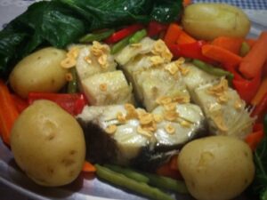 Bacalhau com Batatas ao Murro e Legumes